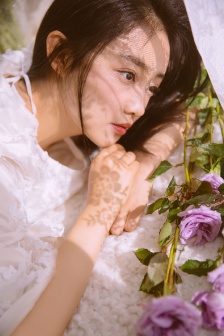 岳故意装睡让我挺进去的电影
